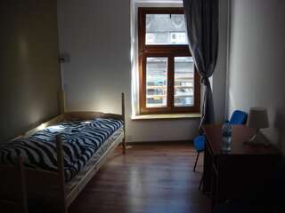 Хостелы Hostel Gliwice Centrum Гливице Стандартный двухместный номер с 2 отдельными кроватями и общей ванной комнатой-5
