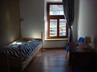 Хостелы Hostel Gliwice Centrum Гливице Стандартный двухместный номер с 2 отдельными кроватями и общей ванной комнатой-9